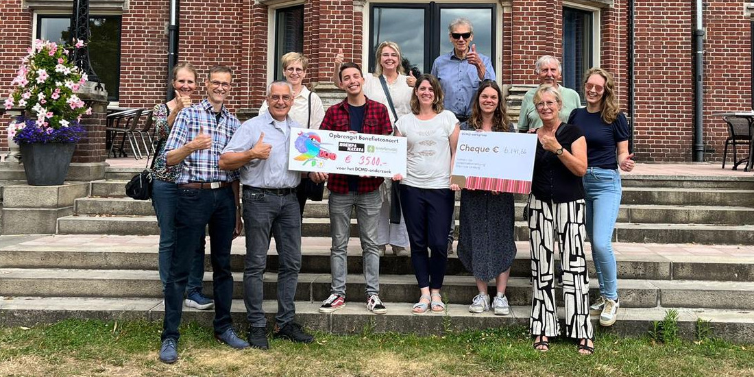 Overhandiging cheques Benefietconcert